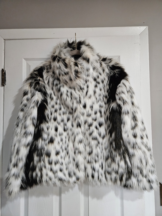 Badgley Mischka Jackets & Blazers - Badgley Mischka Faux Fur Leopard-Print Jacket in White and Black